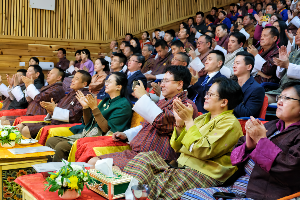 圖片2：嘉賓，駐印度使館臨時(shí)代辦馬珈、公使銜參贊王新明、國家委員會主席、國民議會議長等觀看演出_副本.png